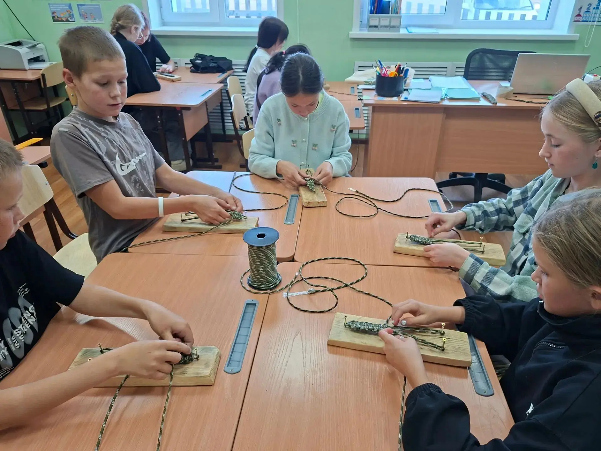 💫"Добротворцы" взялись за очередное доброе дело - плетение "Браслетов выживания" для н...