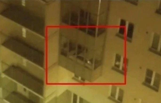 В соцсетях обсуждают загадочный снимок одного из балконов. Такое вообще возможно? А мож...