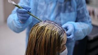 Клиентке салона красоты возместят ущерб за испорченные после окрашивания волосы