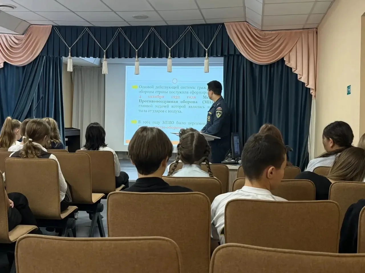 В честь дня гражданской обороны 8 октября в гимназии состоялась встреча учащихся 7-х кл...