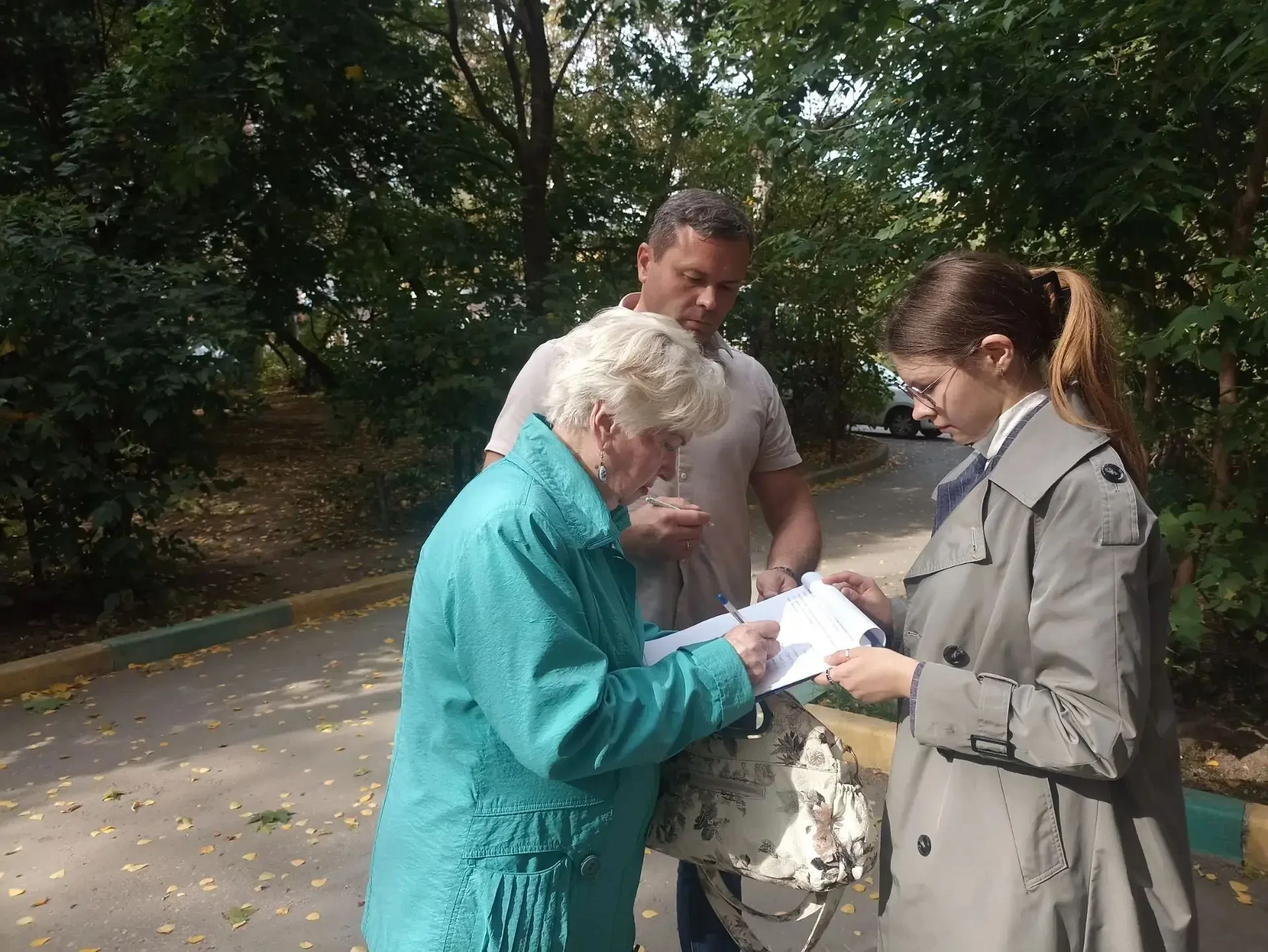📝 Жители двух домов поблагодарили депутатов за помощь по проекту «Наш город»