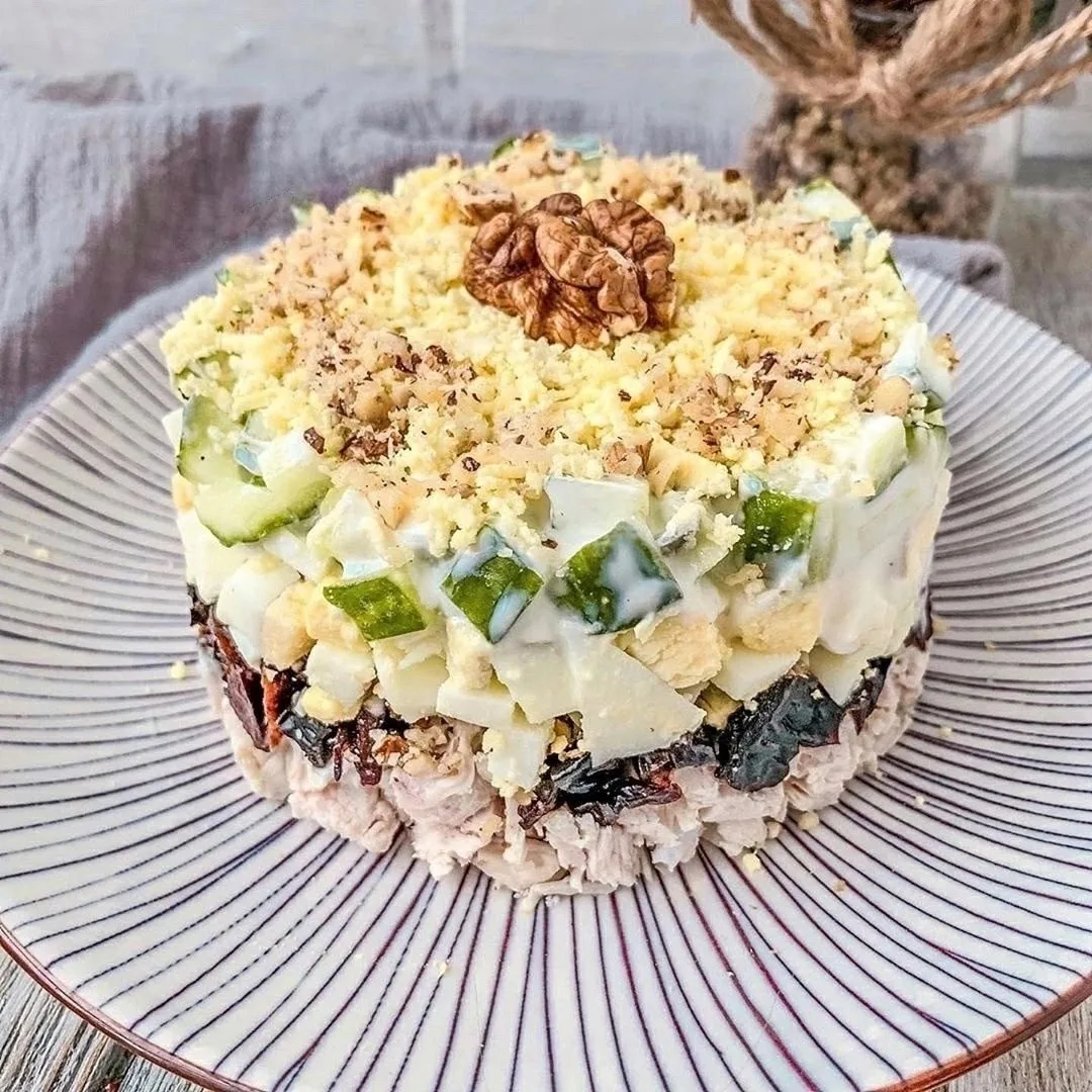 Слоёный салат с курицей и черносливом 🥗