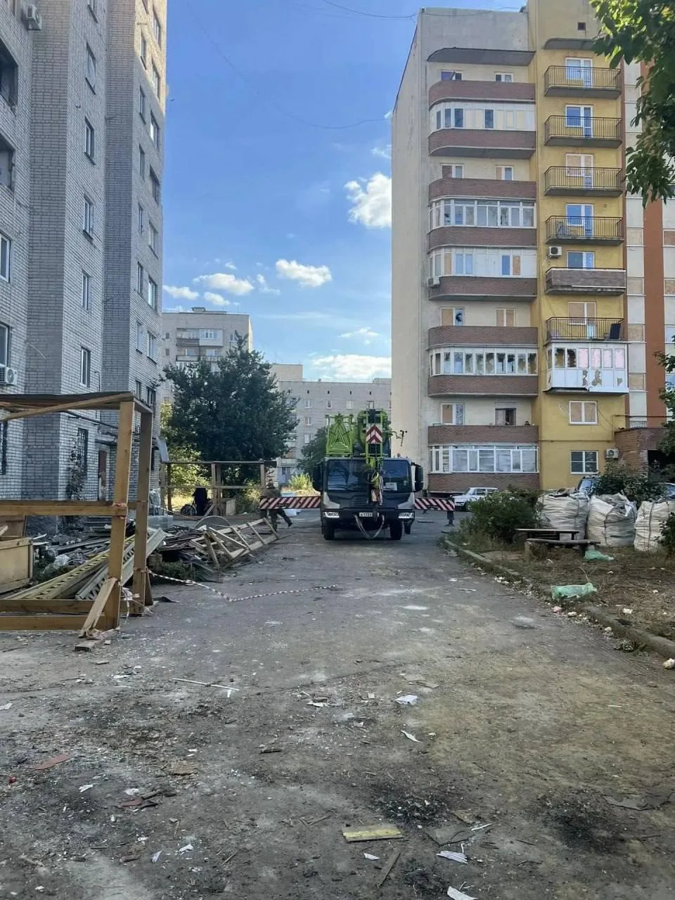 Южноуральский подрядчик продолжает ремонт двух домов в 3 микрорайоне Ясиноватой