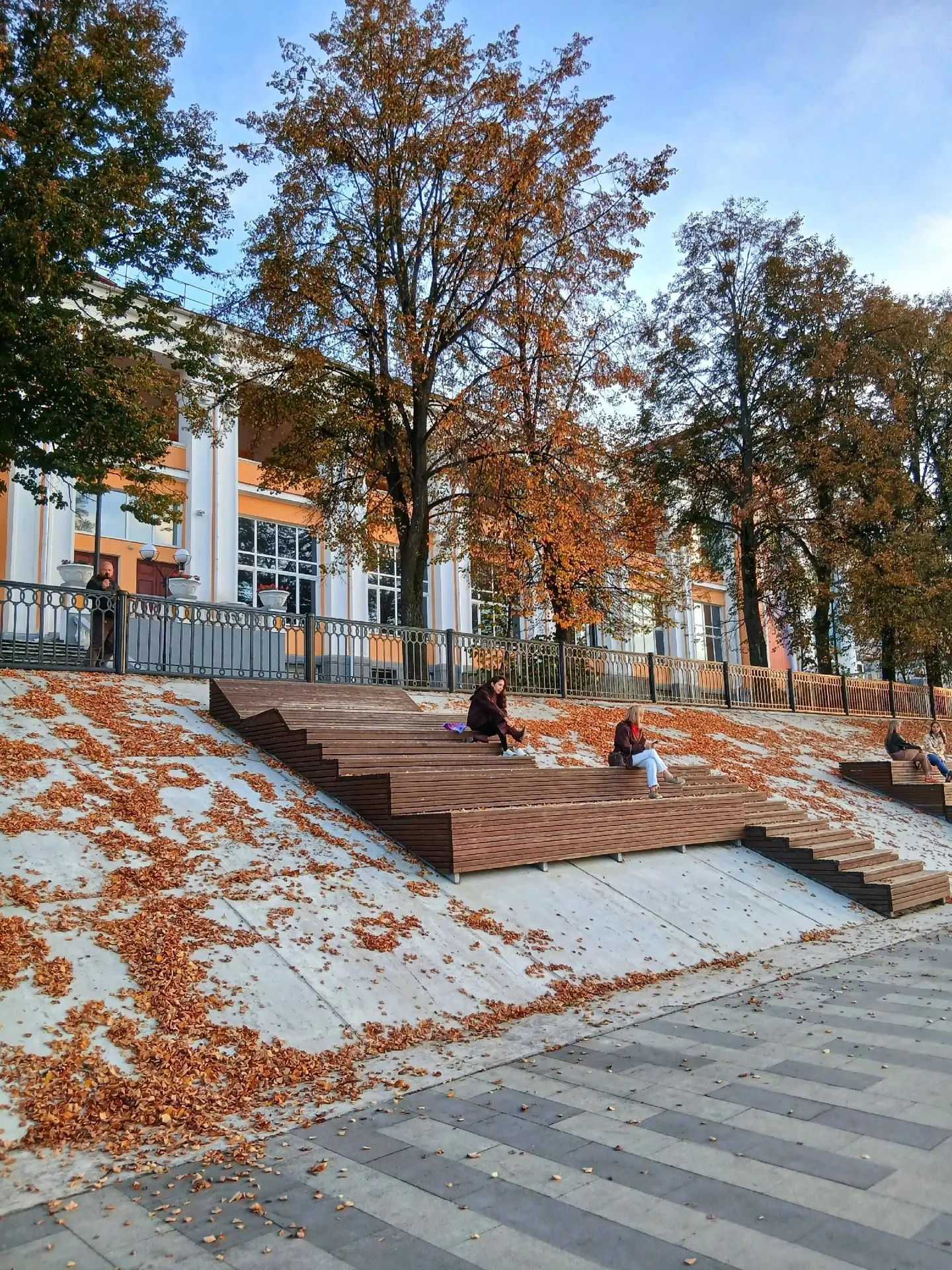 Набережная в осеннем убранстве 🍁