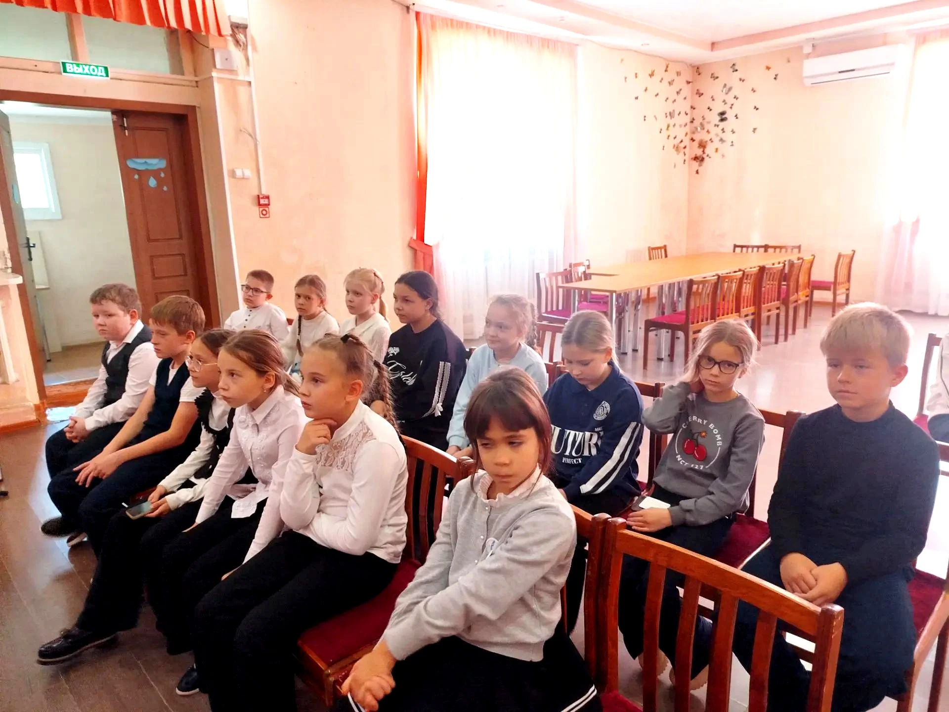 Ученики 3б класса побывали в библиотеке №17. Разговор шёл о нашей Родине и её героях.