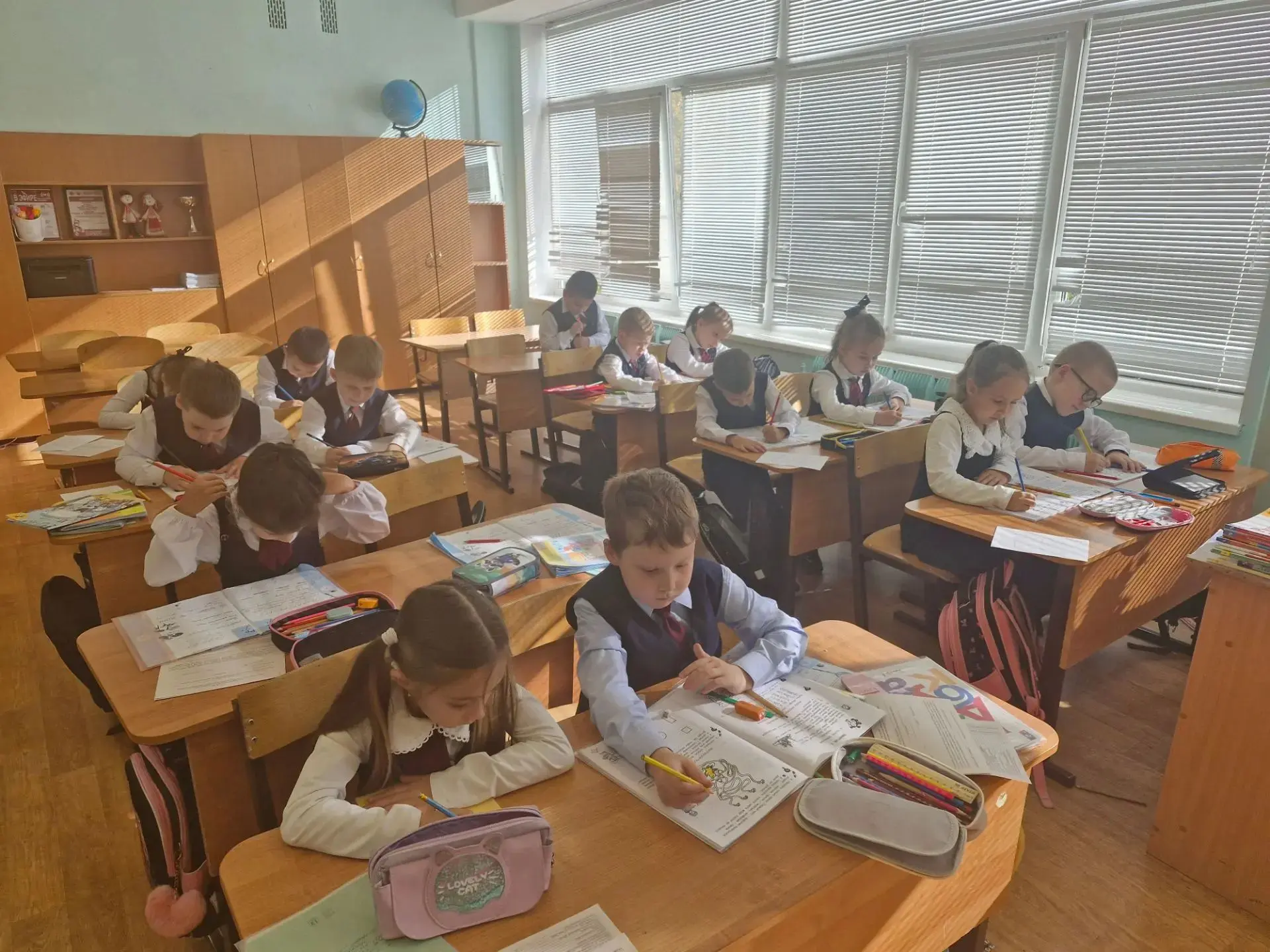 В рамках кружка "Знатоки" ученики 1В класса начали готовиться к олимпиадам. Ребята реша...