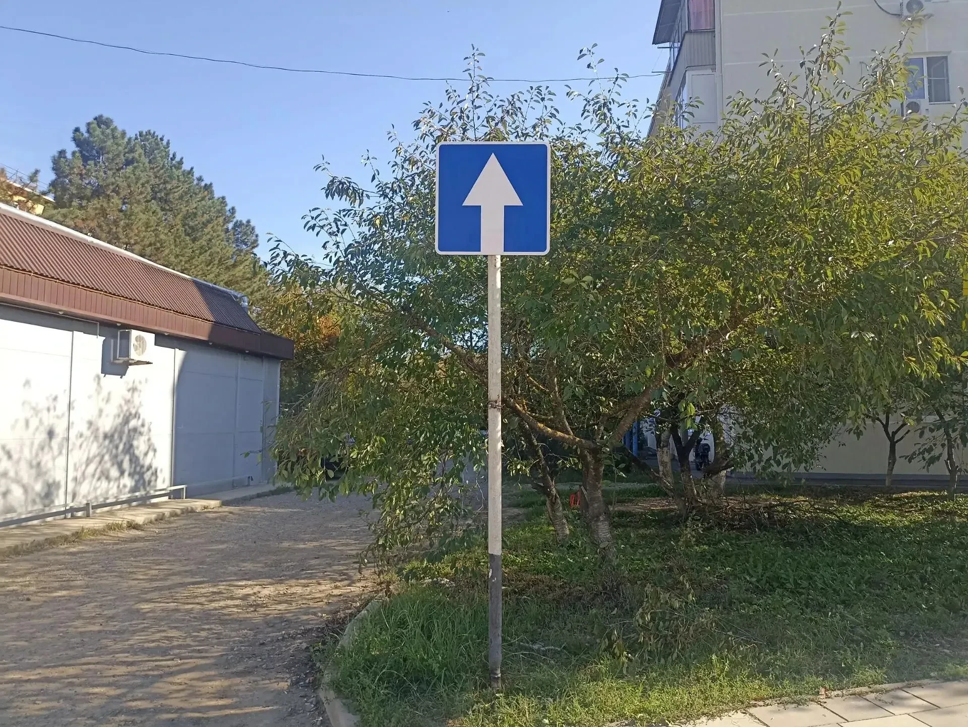 На улице Вокзальная площадь установили новые дорожные знаки.