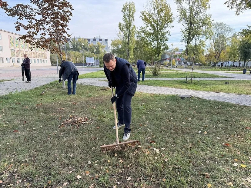 🤗Глава района присоединился к субботнику в Энгельсе