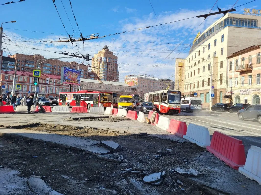 📌 В центре Тулы из-за ДТП с легковушкой и трамваем встало движение