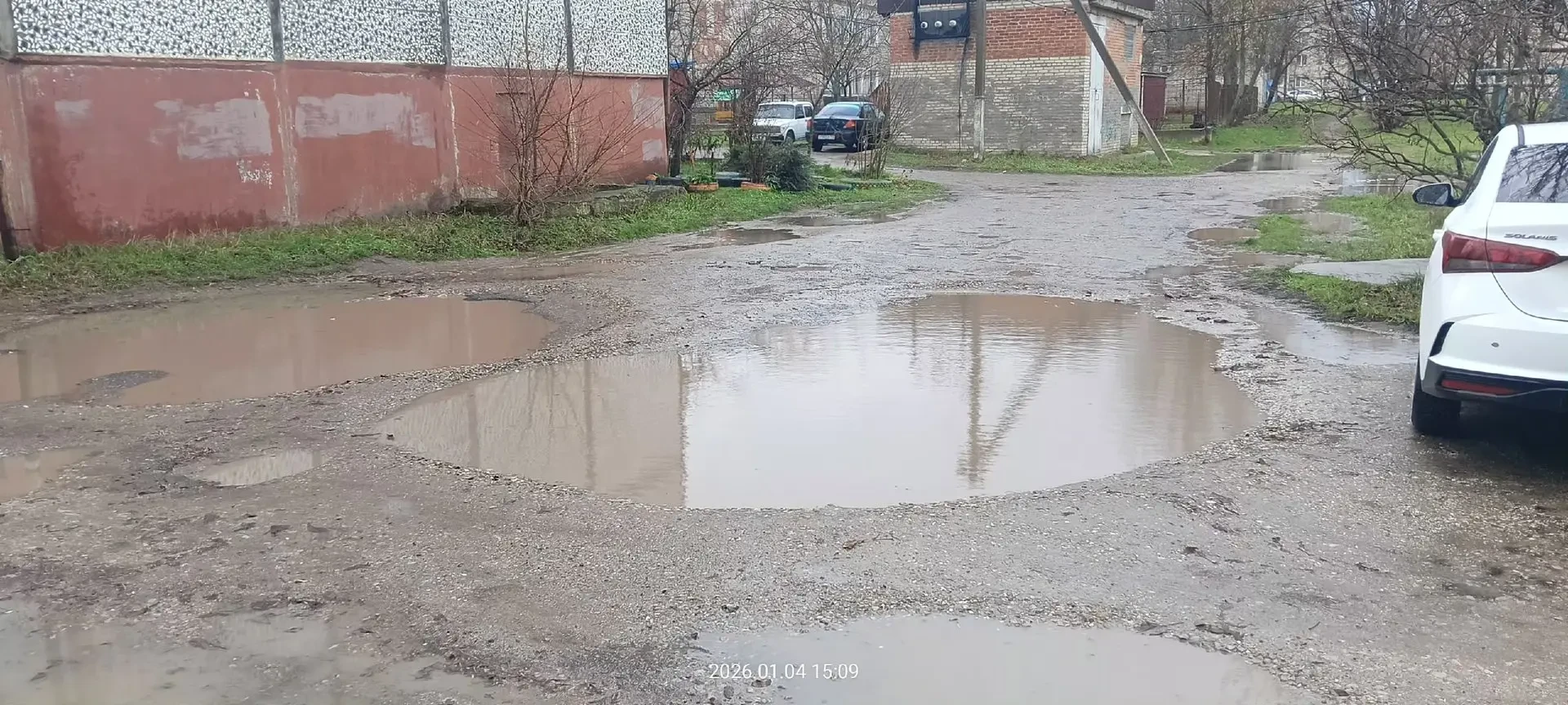 Вода вместо асфальта на Батарейной