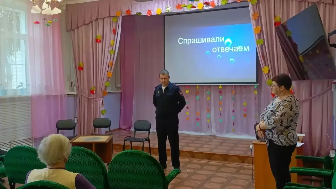 В Новосибирской области полицейский рассказал пожилым людям, как не стать жертвой мошен...