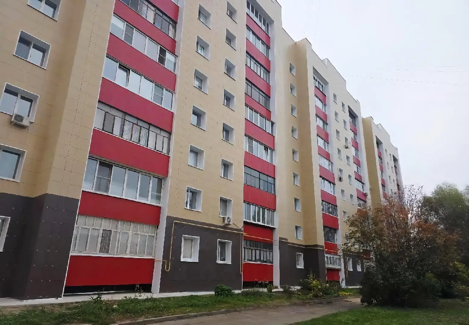 В Большевике обновили фасад многоквартирного дома на улице Ленина