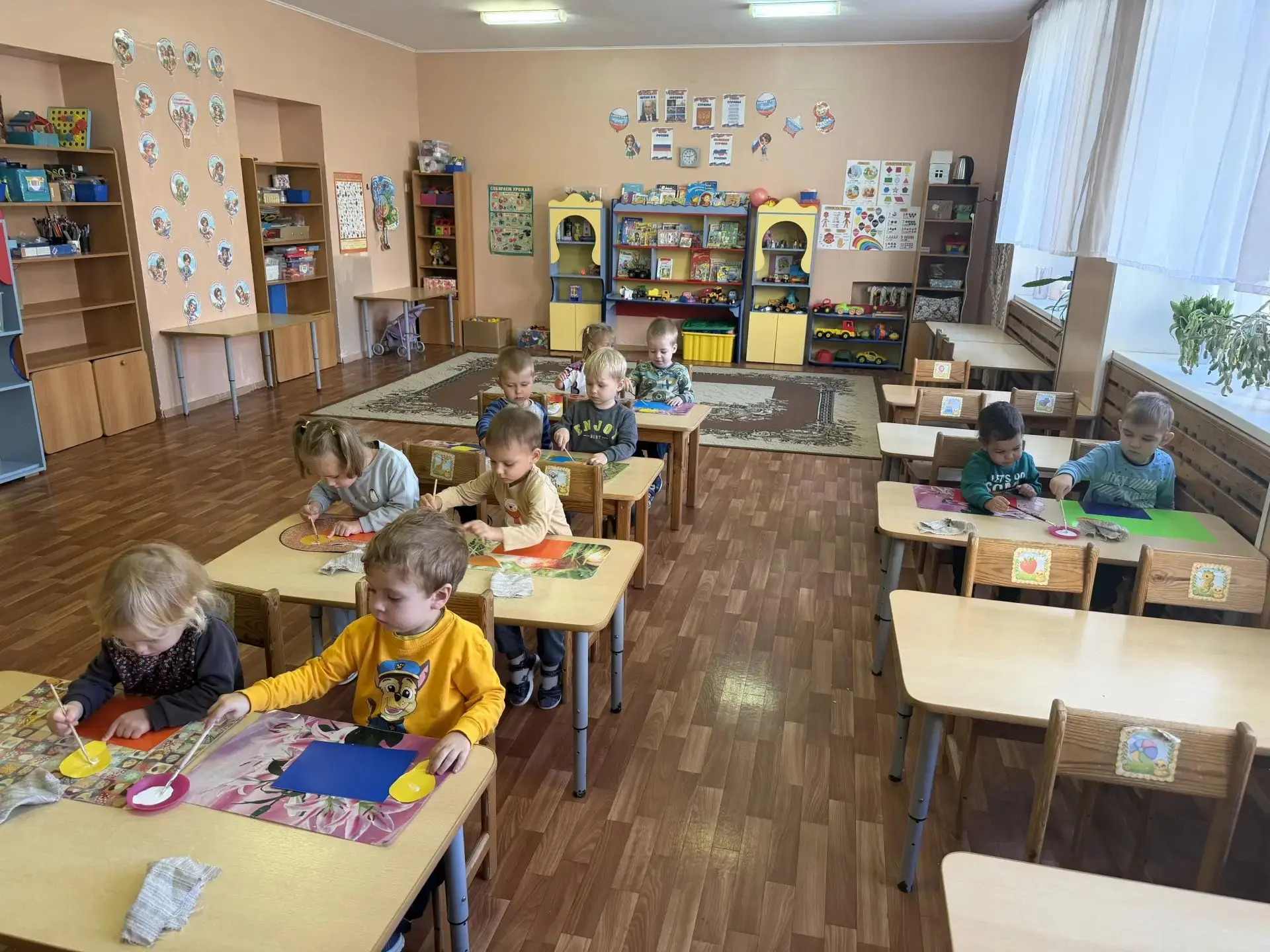 🌞🍂🌞Сегодня малыши второй младшей группы сами тянули свою репку — из цветной бумаги. ...