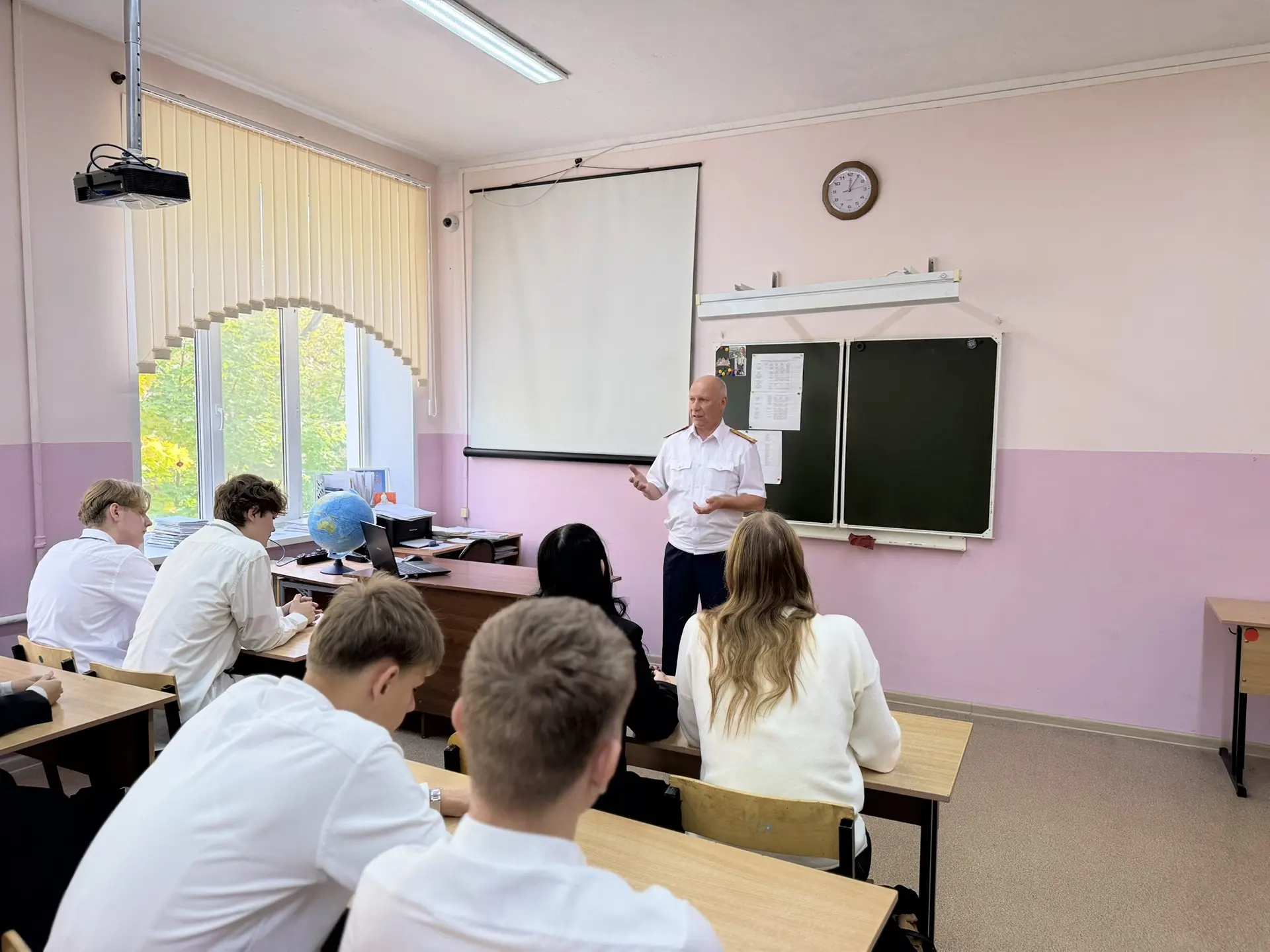 В МБОУ СОШ-20 города Белгорода прошла профориентационная встреча для учащихся выпускных...