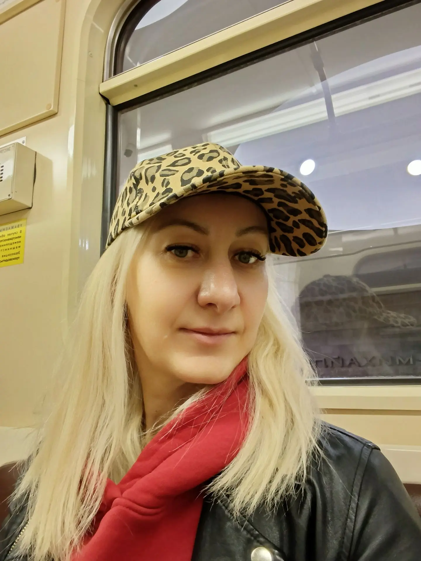 В метро, переход на другую станцию.