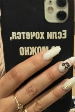 Был утерян айфон 11 белого цвета, чехол чёрного цвета, надпись белая если хочется то мо...