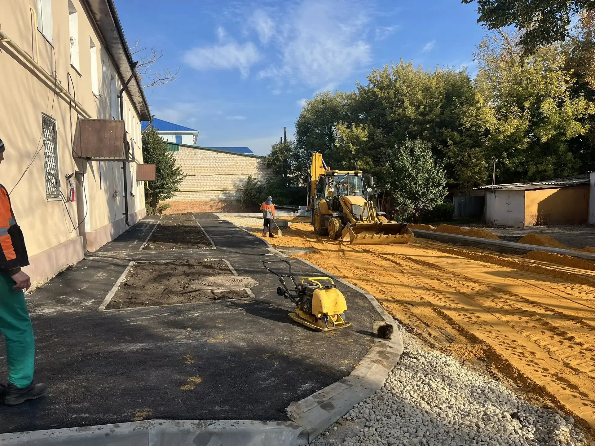 🏘 В Ливнах ведётся благоустройство дворовой территории у дома №5 по улице Горького