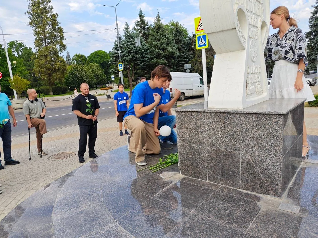 Молодогвардейцы Краснодара почтили память погибших в Архипо-Осиповке — в результате ата...