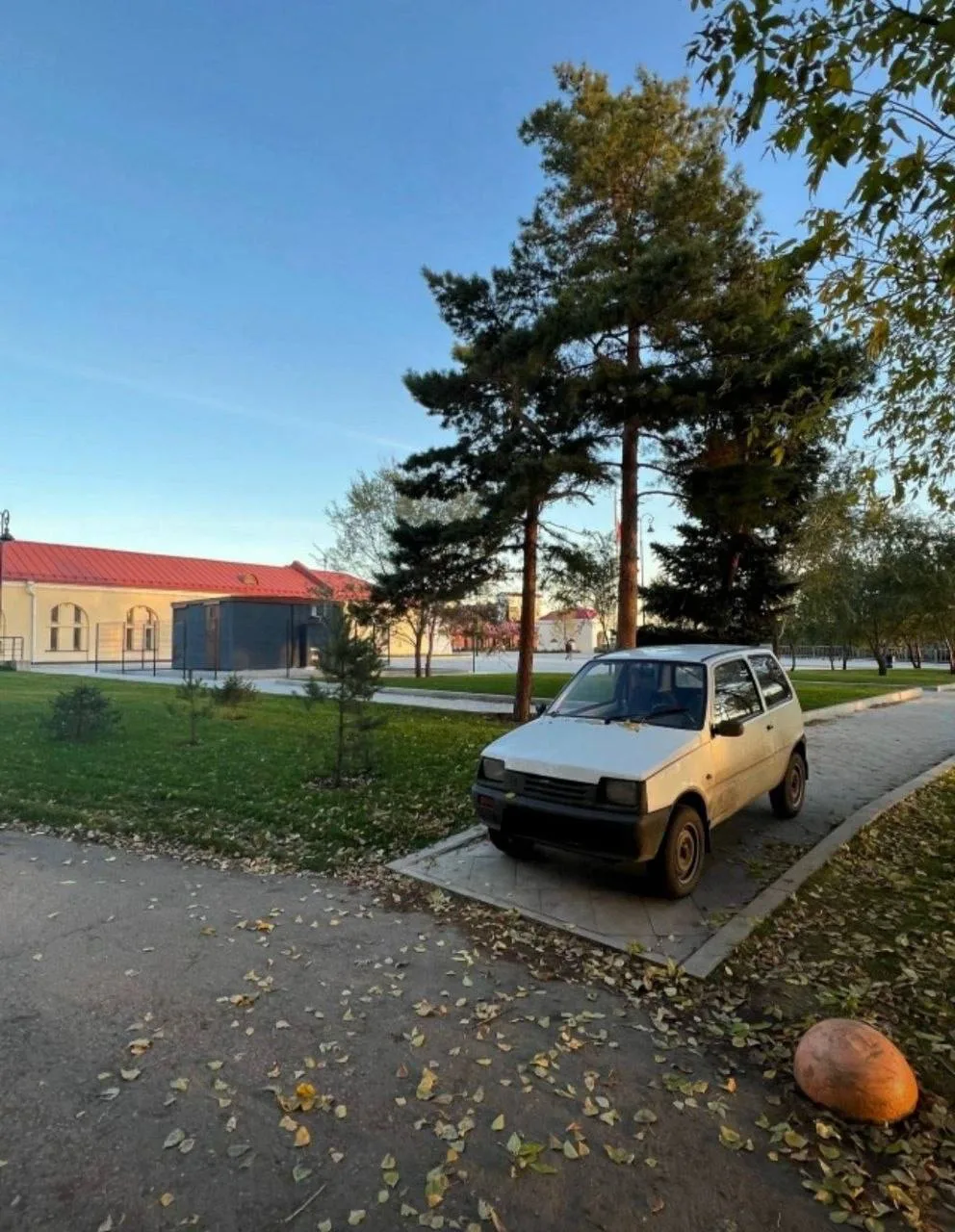 Возле Омской крепости у улицы Партизанской водитель припарковал свой автомобиль прям на...