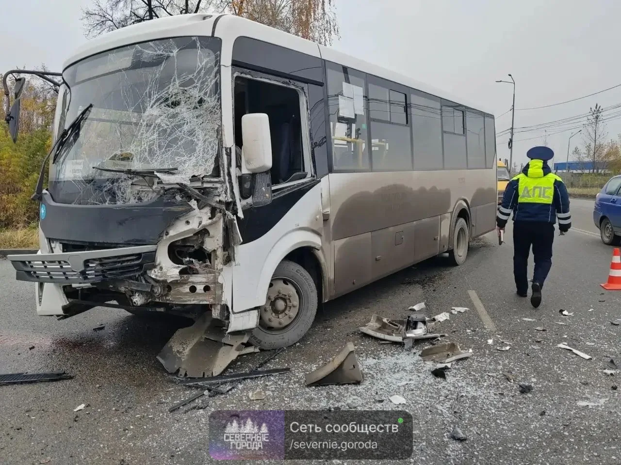 Фура столкнулась с пассажирским автобусом в Берёзовском