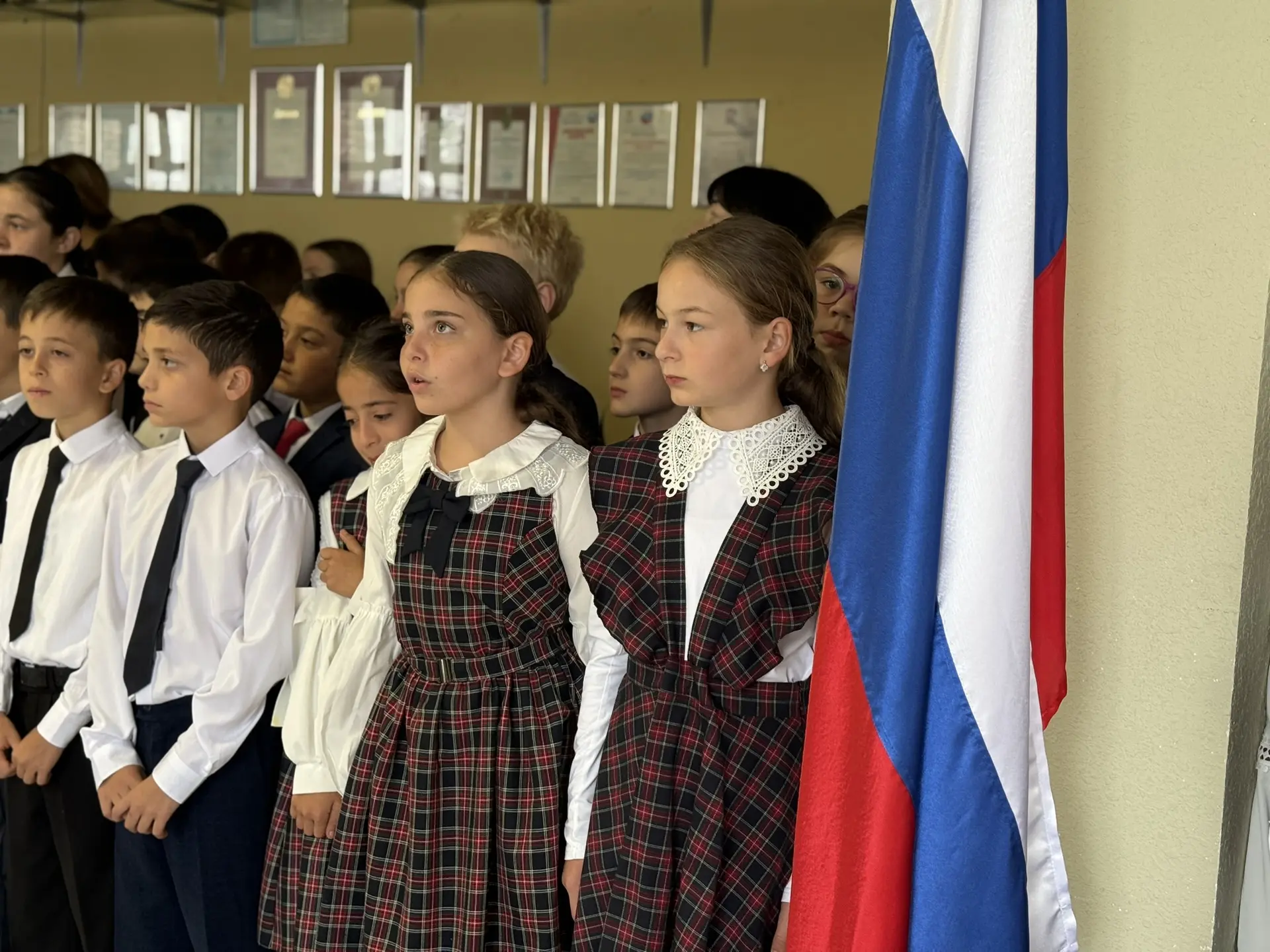 Новая учебная неделя в нашей школе традиционно началась с торжественной линейки. Продол...