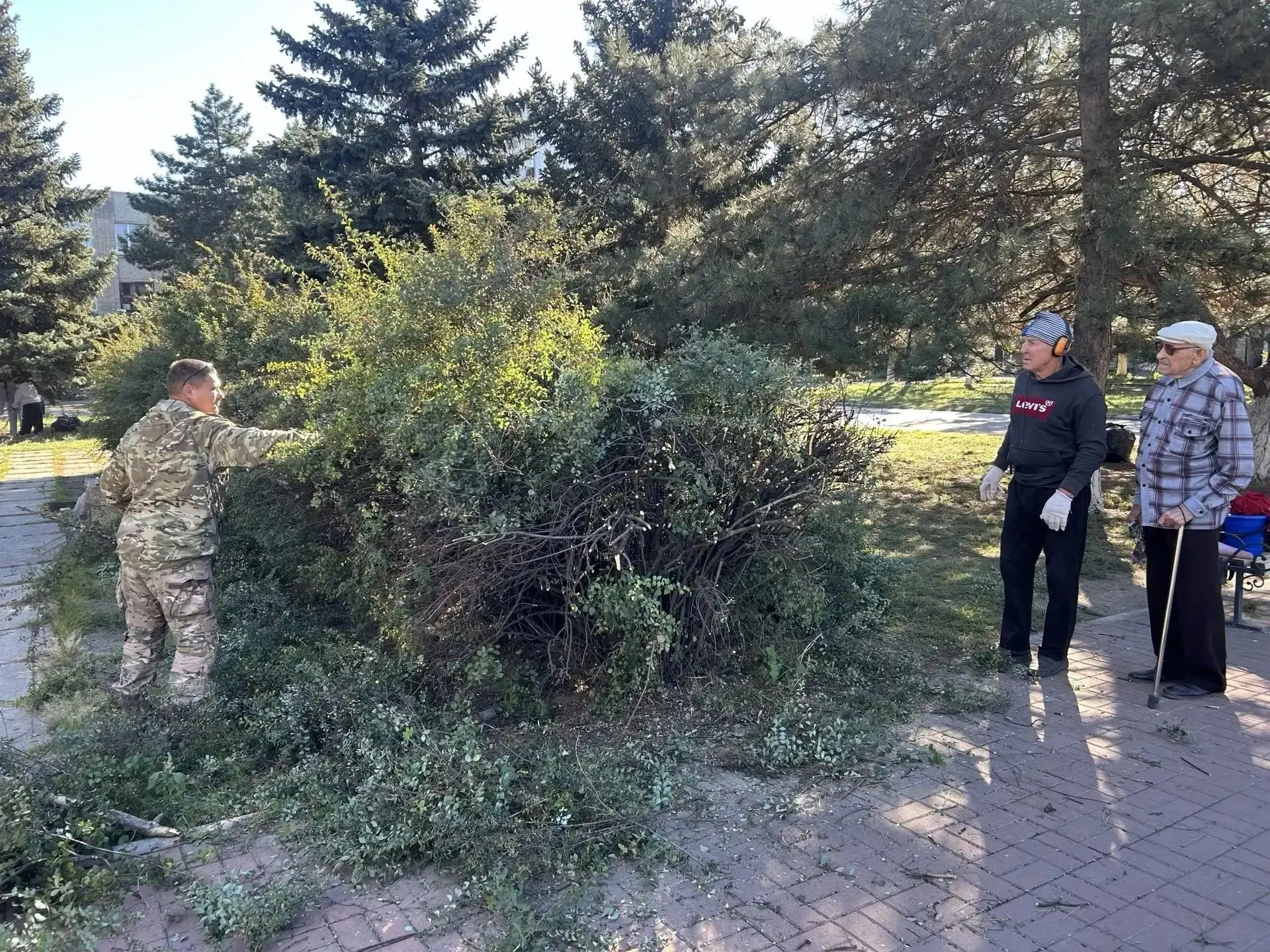 Жители микрорайона Донской привели в порядок территорию рядом со Стелой к 50-летию Вели...