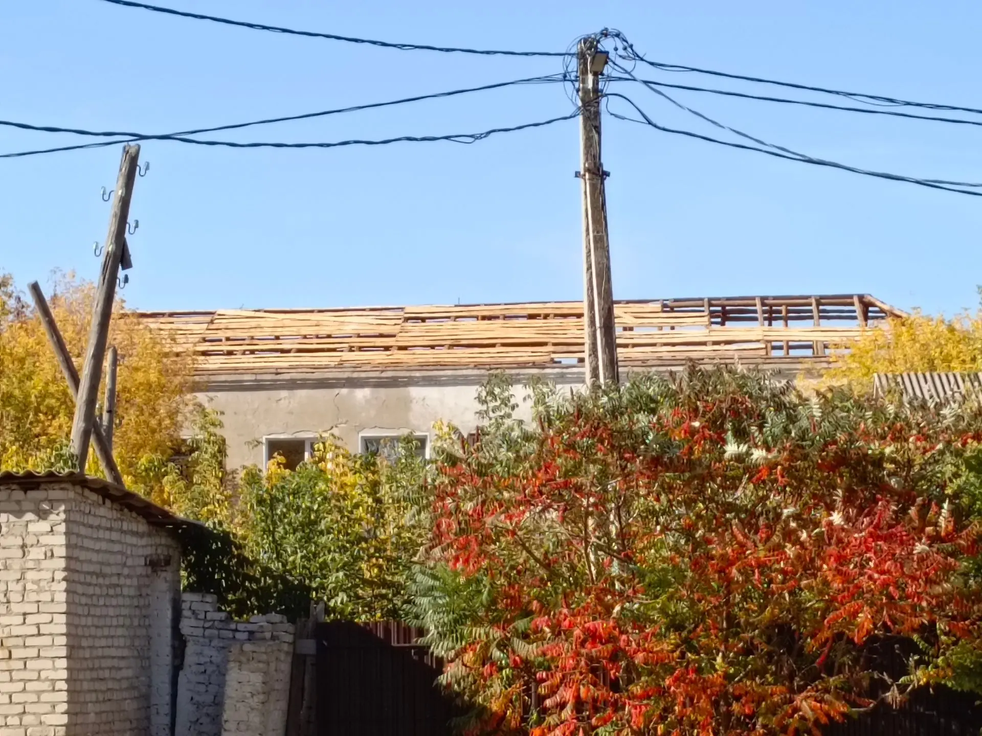 Начался демонтаж крыши здания бывшей больницы.