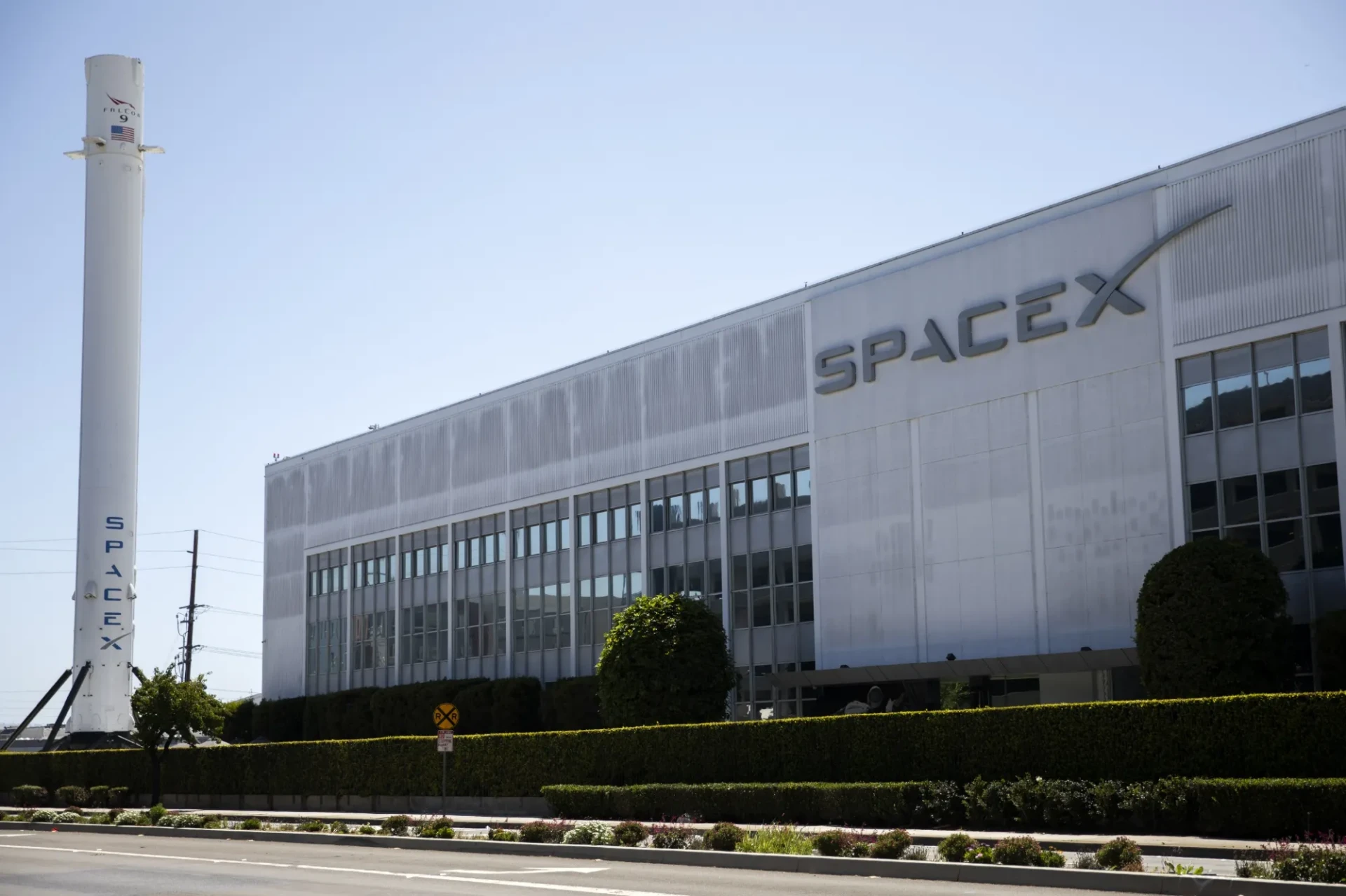 SpaceX приобрела лицензии на использование частот 800 МГц, которые позволят компании ст...