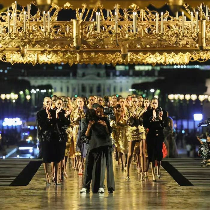 Энтони Вакарелло показал новую коллекцию Saint Laurent, и главным ее цветом стало золот...