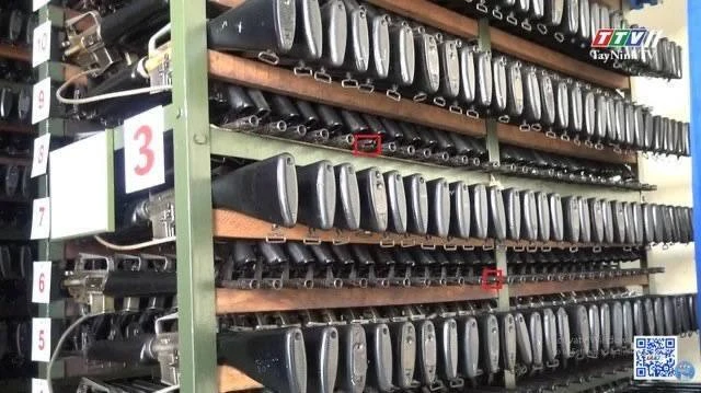 Автоматические винтовки M16, которые были захвачены в конце вьетнамской войны, продолжа...