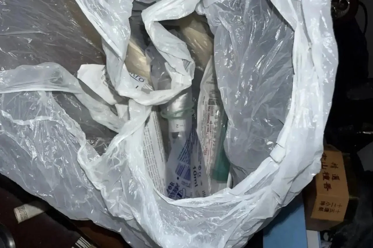 Двое мужчин с монтировкой ворвались в квартиру, хозяйка сбежала, оставив детей и предпо...