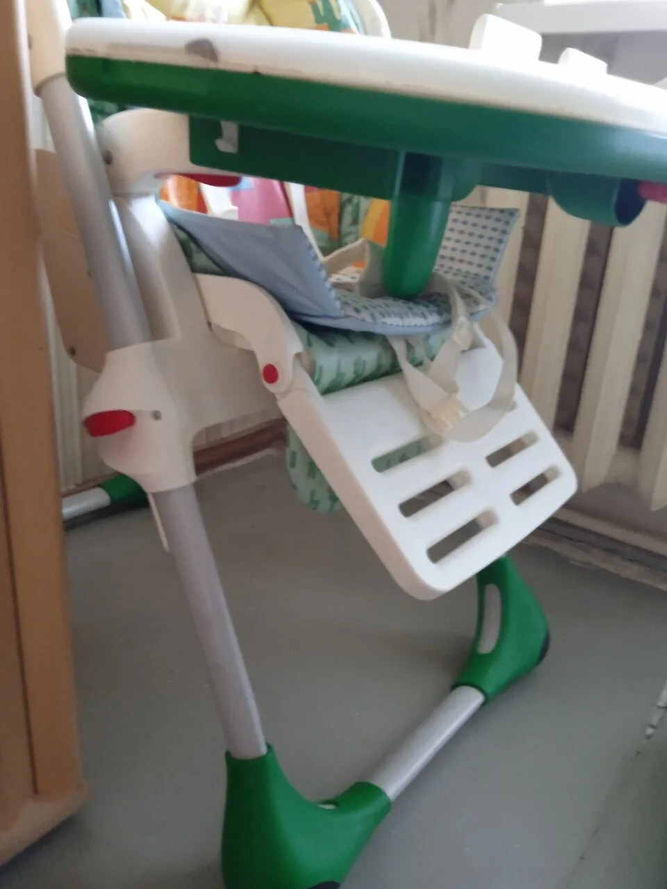 Продам стульчик Chicco, подставку для цветов и кактус, б/у, Донецк