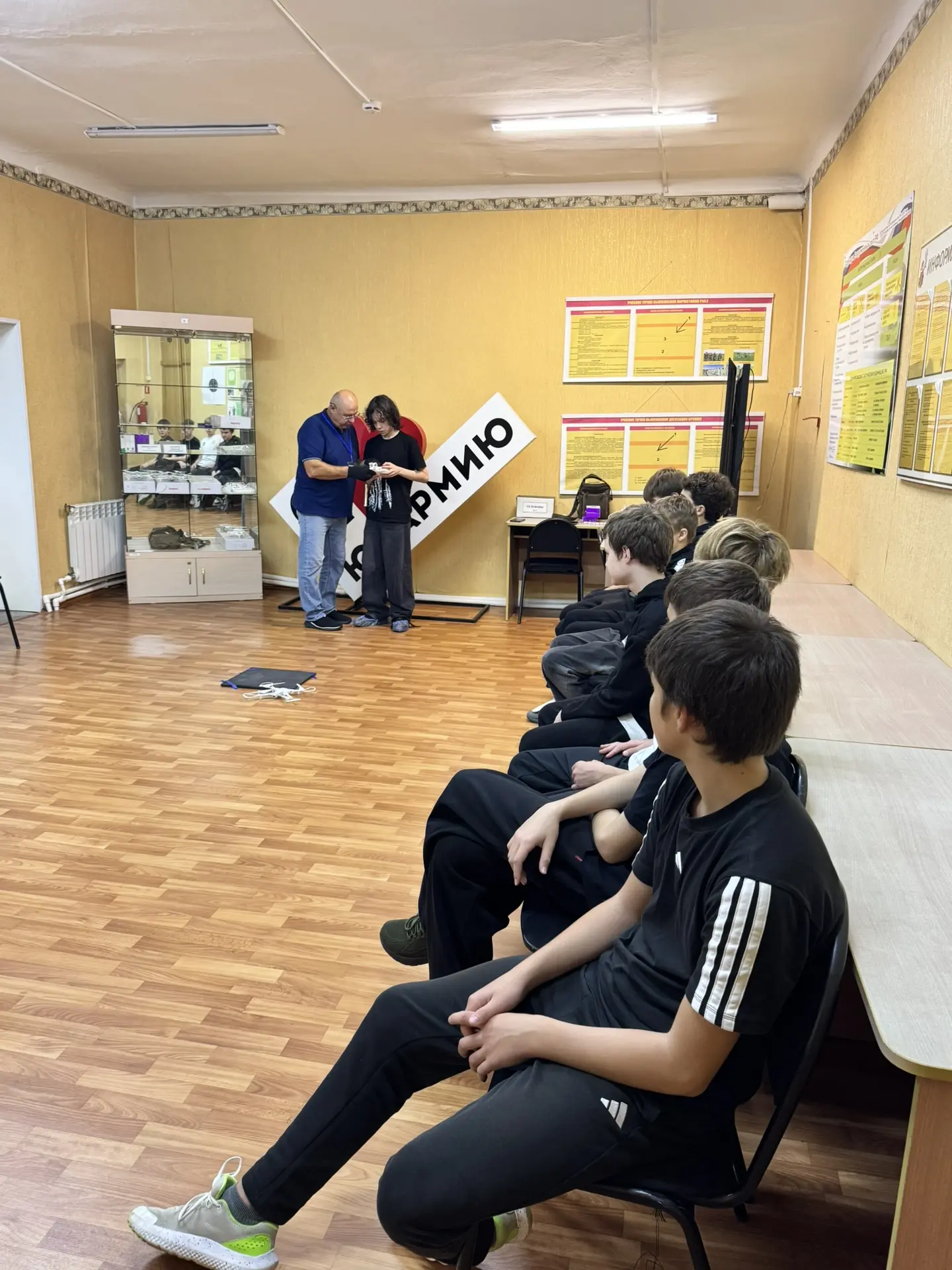 Ученики 8 классов сегодня посетили Учебно-методический центр «Авангард». Программа дня: