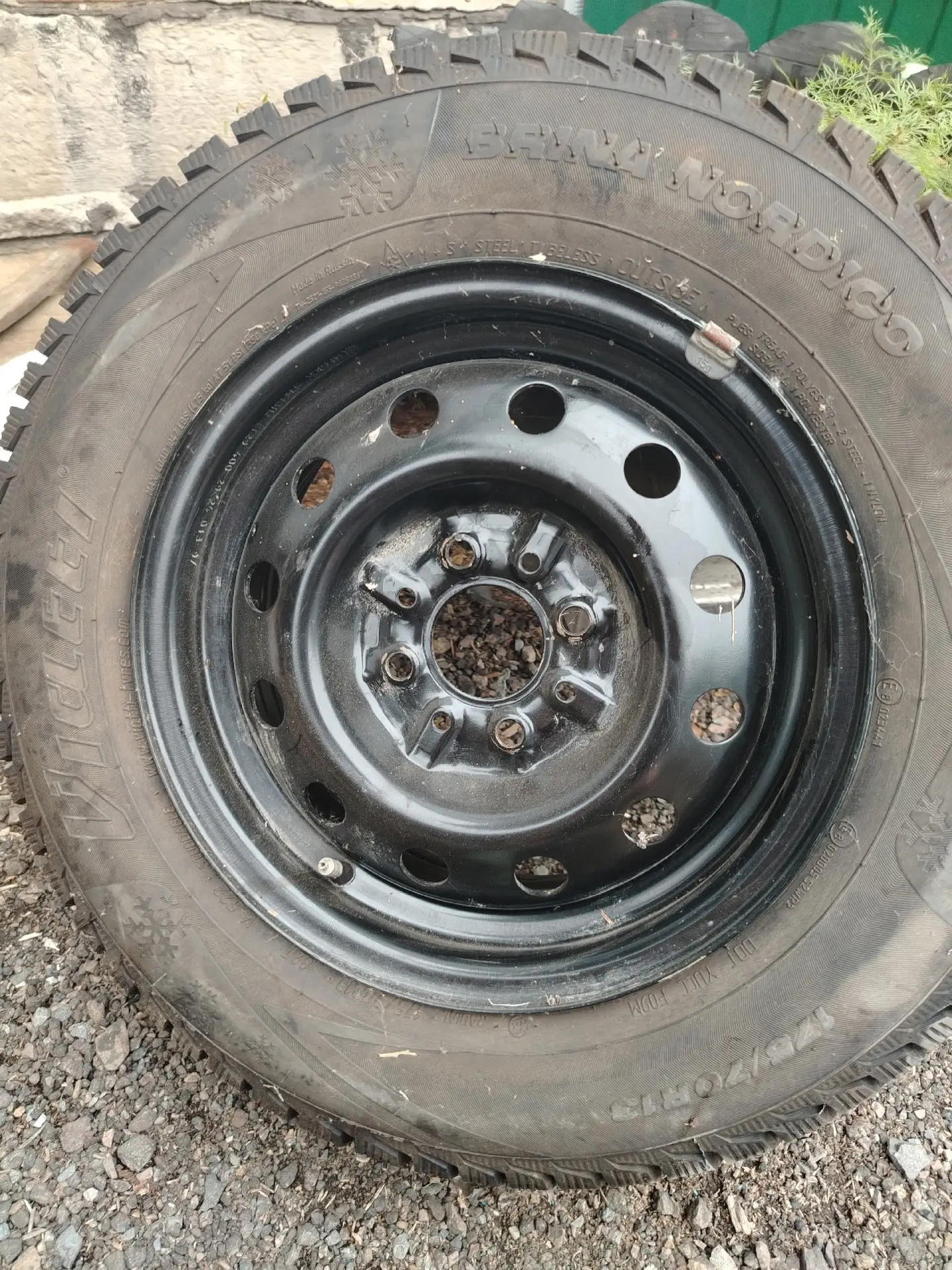 Продам 2 колеса с зимней шипованной резиной Viatti Brina Nordico V-522  175/70  R13 82T...
