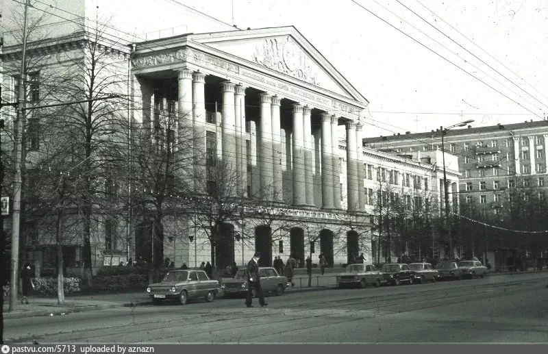 Красноказарменная улица. Московский энергетический институт. 1981 год.