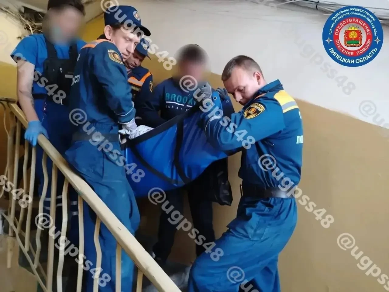 В Липецке спасатели вынесли пенсионерку к скорой