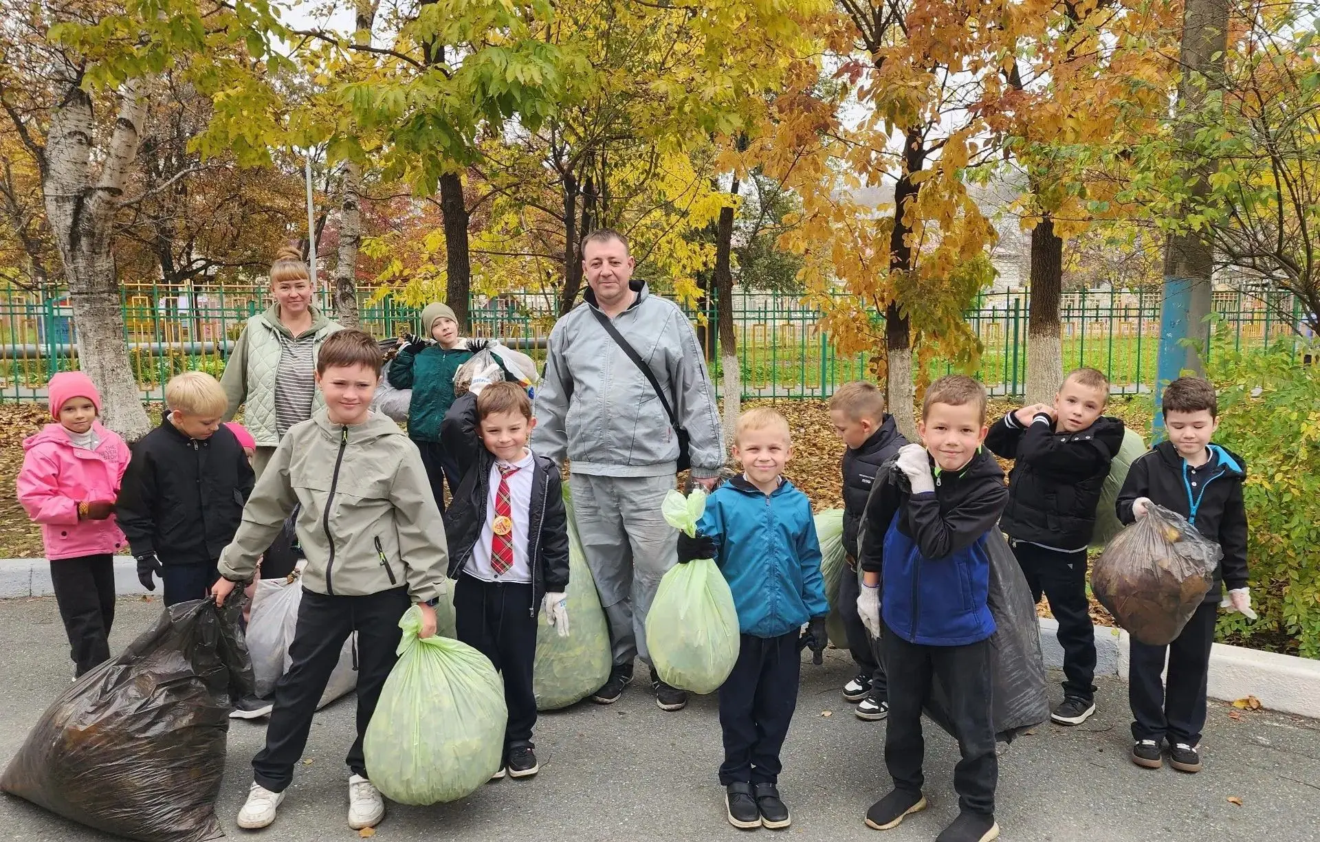 Родительский десант в деле: как 1 Б навёл порядок на школьном дворе! 🍂🧹Сегодня наш др...