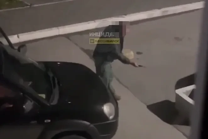 В Новосибирске неадекват с ножом устроил пьяную клоунаду ночью во дворе