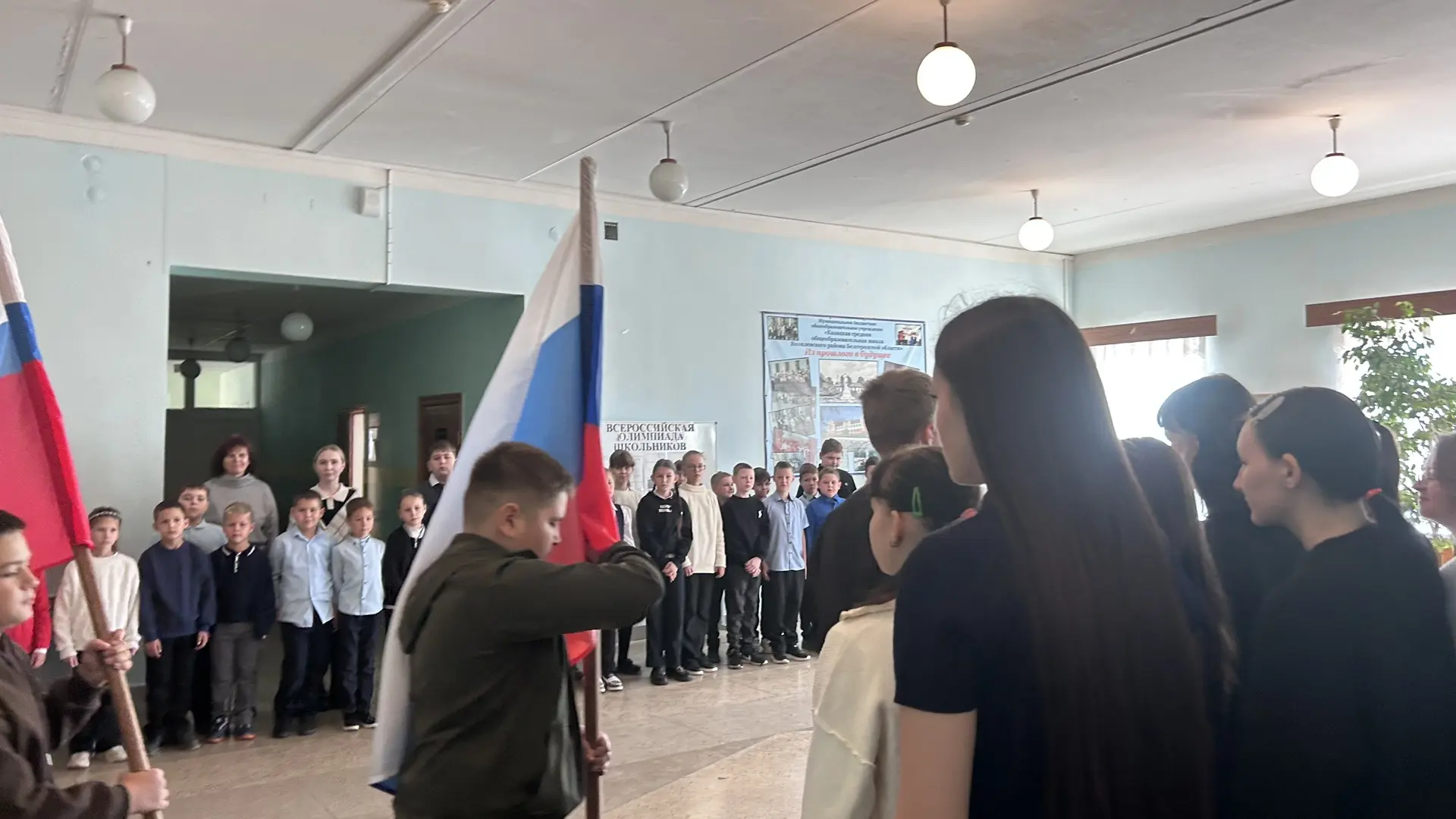📌Учебная неделя началась со школьной линейки.