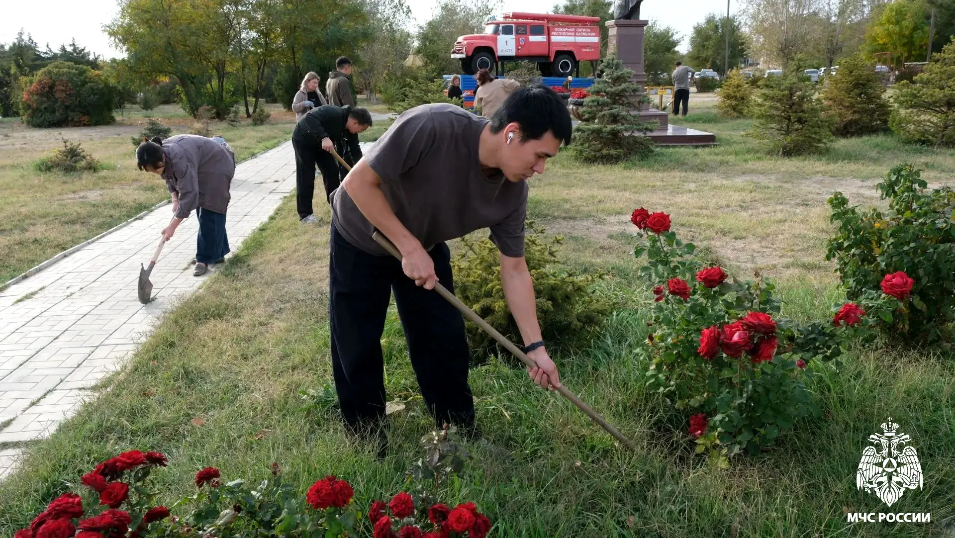 🌿 Чистота начинается с нас: сотрудники МЧС Калмыкии вышли на субботник