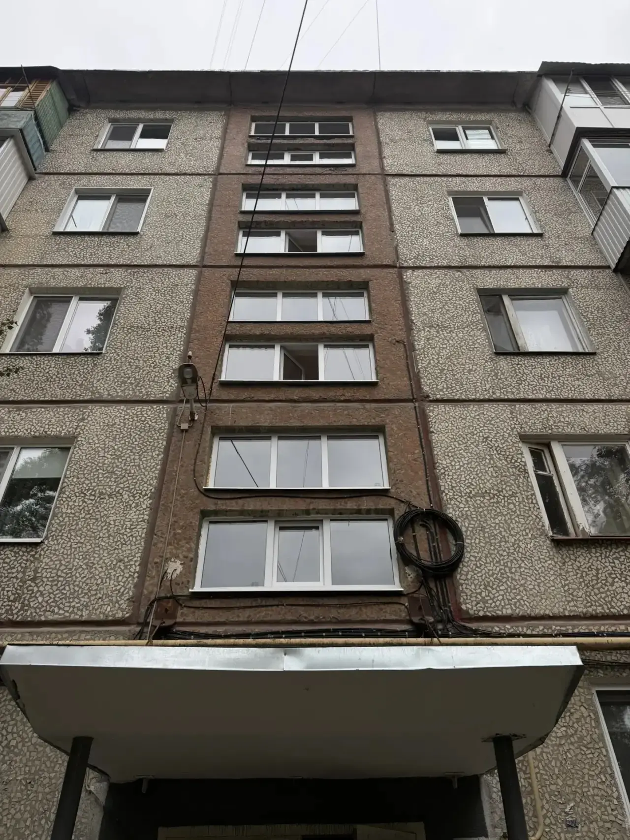 🏢 По адресу: ул. Лебедева-Кумача, д. 74, произведены работы по ремонту фасада дома.