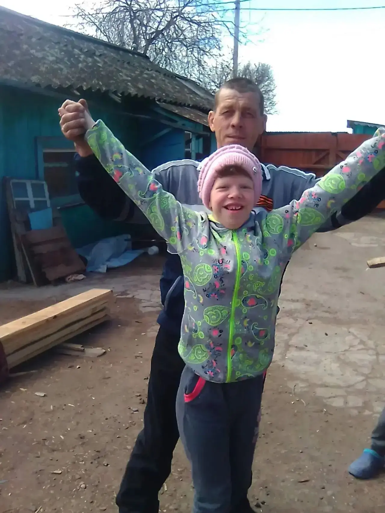 Мой папа, электрик! Он- настоящий мастер своего дела, и я восхищаюсь его умением разбир...