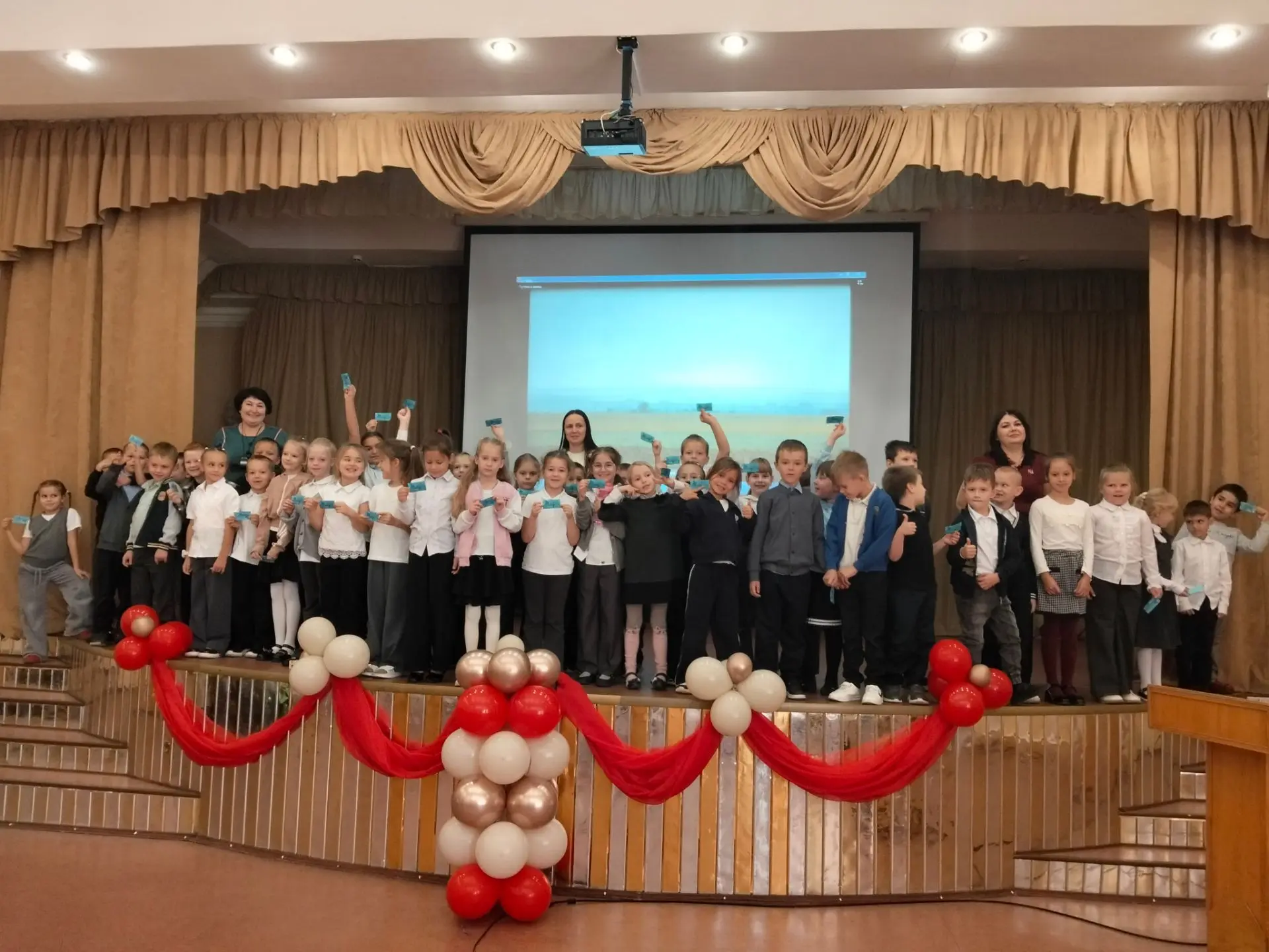 Сегодня  в актовом зале школы было по-настоящему спортивно! В гости к первоклассникам п...