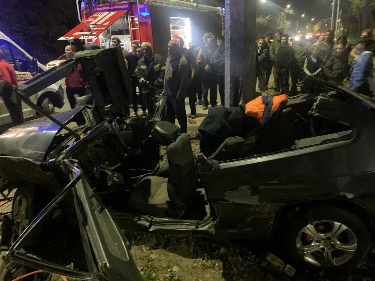 В Воронеже ВАЗ-2108 разорвало на две части после столкновения с Volkswagen. Авария случ...
