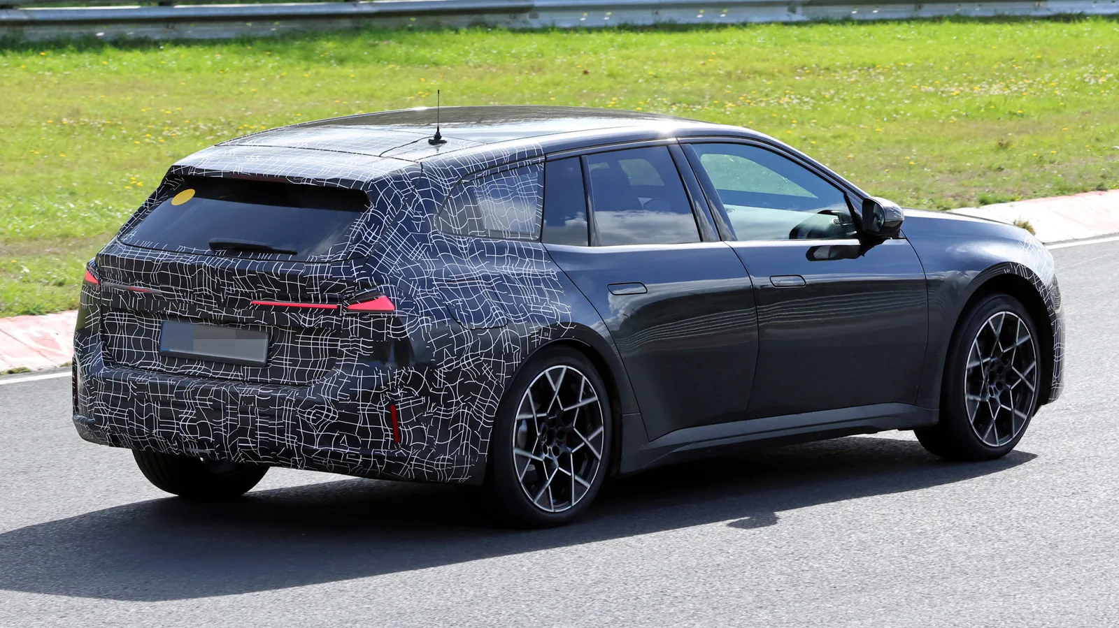 BMW показала прототип электрического универсала i3 Touring: что известно о новинке