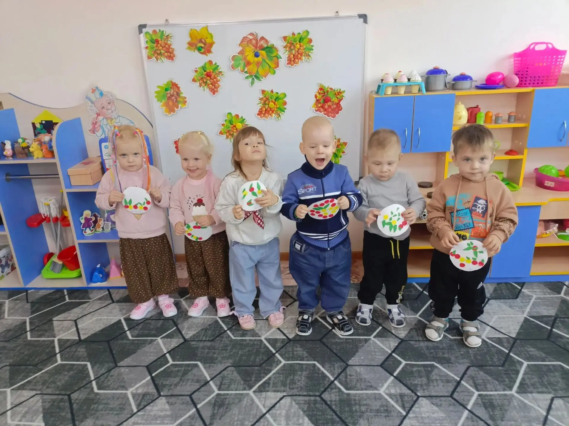 🍎 Большие и маленькие яблочки на тарелке: творчество в группе «Светлячок»! 🍎