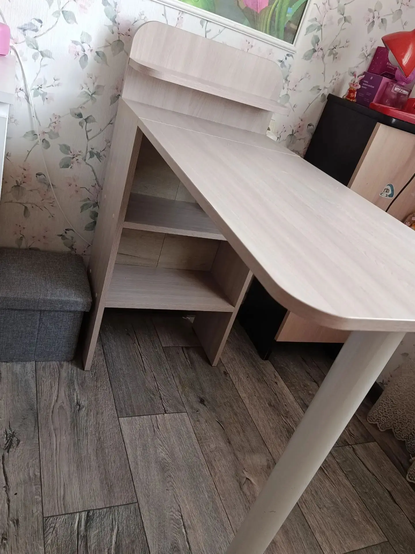 Продам стол для маникюра, но его можно использовать и как письменный.