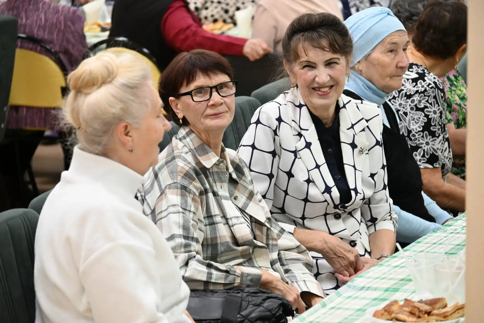 🍁 «Тёплые слова и душевная музыка»: концерт ко Дню старшего поколения в КДМЦ 💛