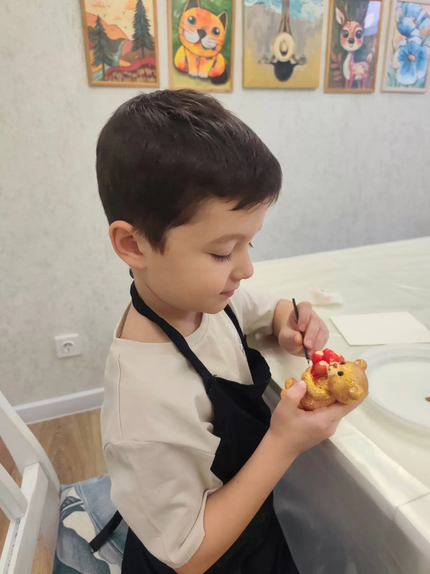 Каждый день расписываем разные гипсовые игрушки — то милого медвежонка, то тарелочки с ...