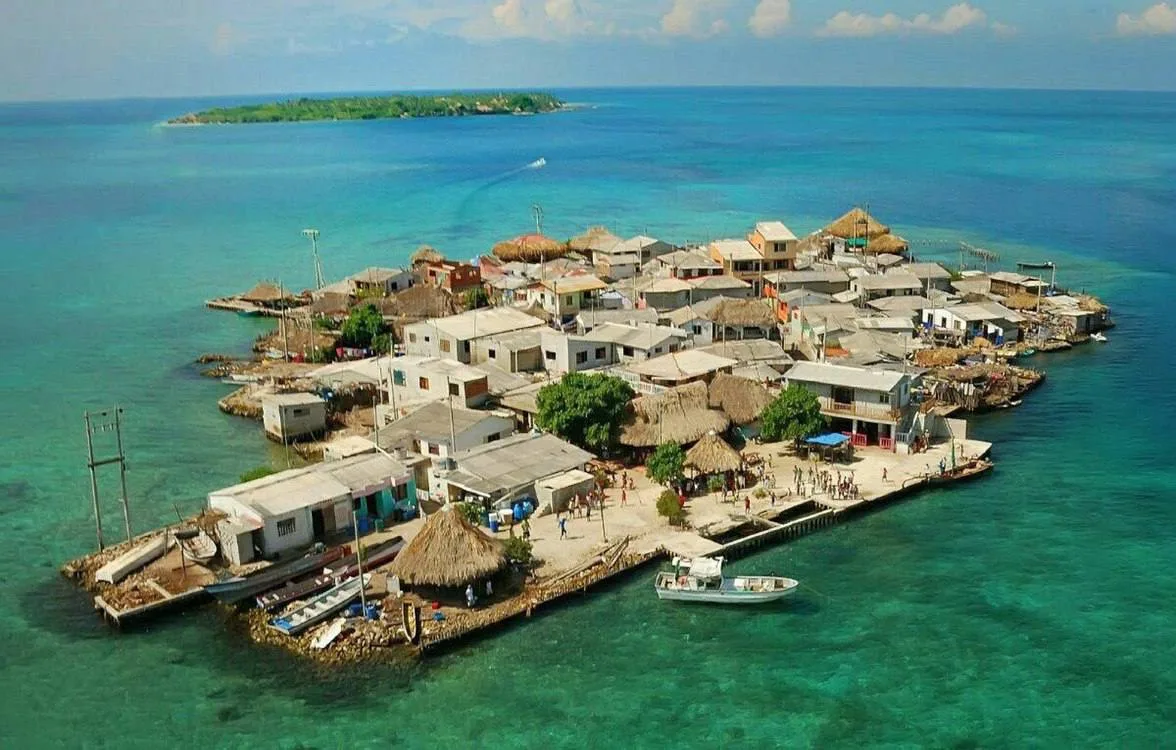 Остров Santa cruz del islote размером с 2 футбольных поля.